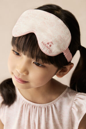 Close-up of child wearing BONPOINT×MANITO Ailette Kid's eye mask.