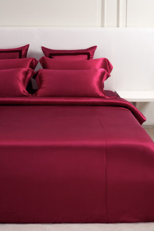 MANITO Classic Soft Light Bedding Set in wine red, artfully arranged to showcase the elegance of the silk material.