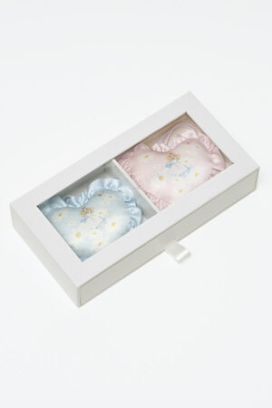 Clear box display of MANITO Alice Daisy Sachets in pink and blue, ruffled trim with delicate daisy and Alice designs for elegant gifting.