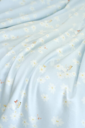 Blue MANITO Alice Daisy Silk Blanket close-up, featuring delicate daisies with Alice details for a dreamy and cozy touch.
