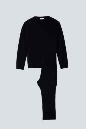 Showcase of MANITO Teddy black classy elastic knit lounge set including top and trousers.