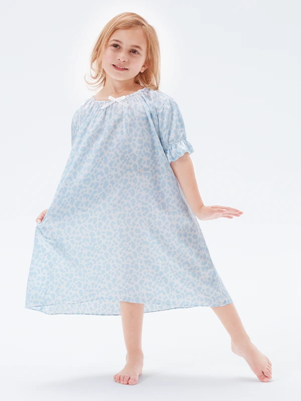 MANITO kid's nightgown, featuring classic cut with a lively leopard pattern.